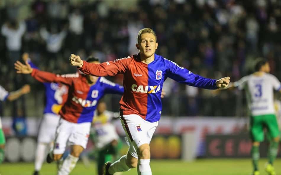 Chapecoense marca no fim, empata e afunda o Paraná