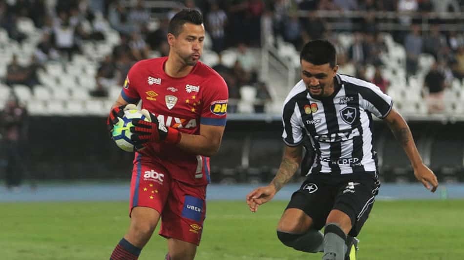 Botafogo e Cruzeiro se enfrentaram nesta quarta-feira no Estádio Nilton Santos, em partida válida pela 23ª rodada do Campeonato Brasileiro. A partida terminou empatada em 1 a 1 graças a mais uma boa atuação do goleiro Fábio, fundamental com defesas difíceis, na temporada. O L! deu as notas para os atletas da raposa (Por Felippe Rocha - felipperocha@lancenet.com.br)<br>