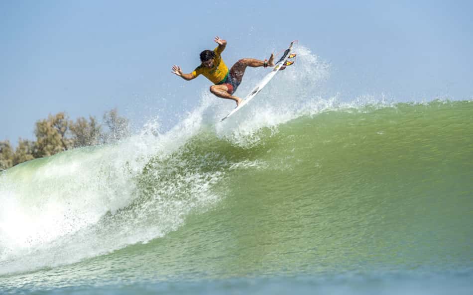 Brasileiros se destacam no primeiro dia do 'Piscinão do Slater' no WCT