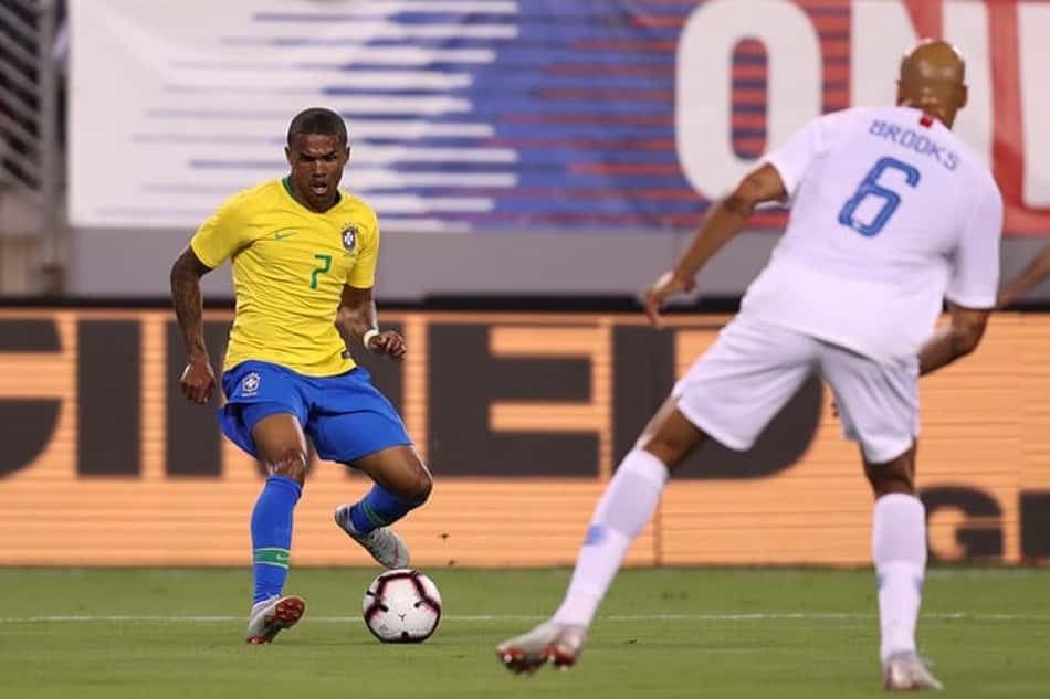 O início do ciclo da Seleção Brasileira começou com a vitória sobre os Estados Unidos. Mesmo sem um grande espetáculo, os comandados de Tite tiveram atuação segura e venceram o rival por 2 a 0. O destaque? Douglas Costa, que teve intensa movimentação e deu assistência para o primeiro gol, anotado por Roberto Firmino. Neymar, de pênalti, completou o placar. Confira, na sequência, as avaliações do LANCE! (Por Leonardo Damico - leonardodamico@lancenet.com.br)