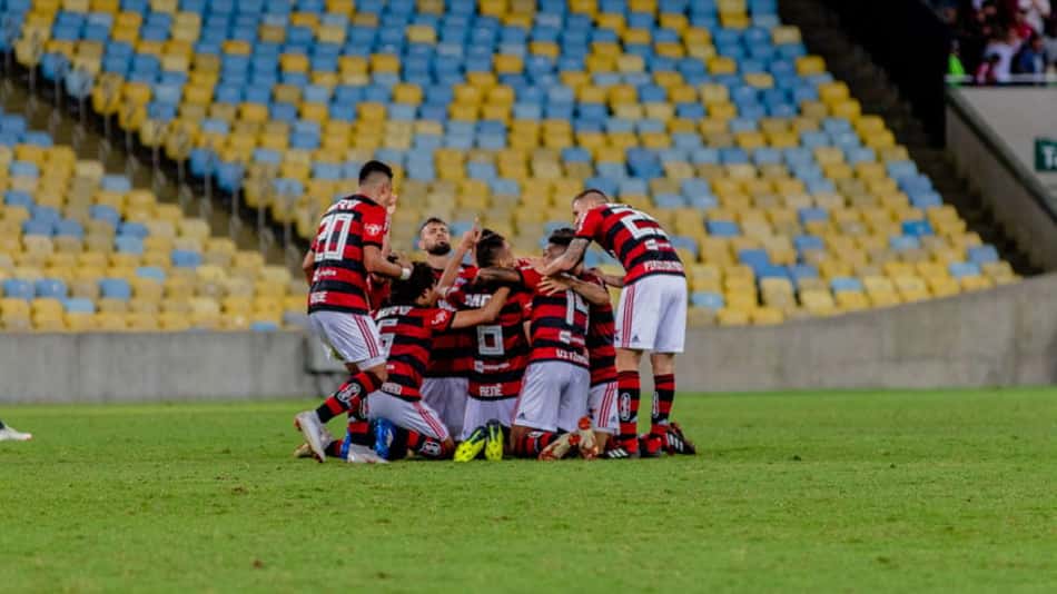 Flamengo vence a Chapecoense e segue perseguindo o líder São Paulo