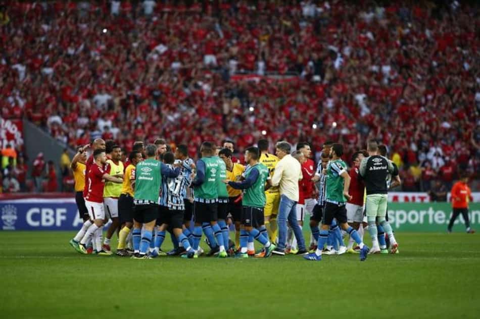 Árbitro 'culpa' Renato Gaúcho e Maicon por confusão no Gre-Nal