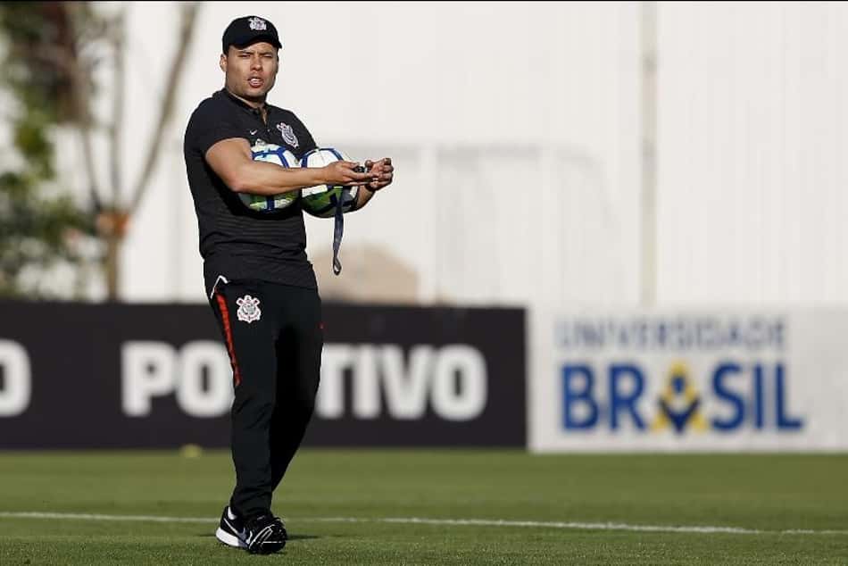 Jair tenta blindar Corinthians e exalta duelo com Fla: 'Dois gigantes'