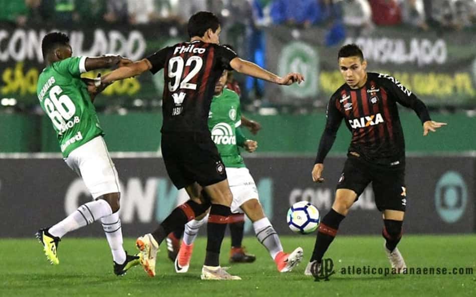 De virada, Chape vence o Atlético-PR e manda o Vasco para o Z4