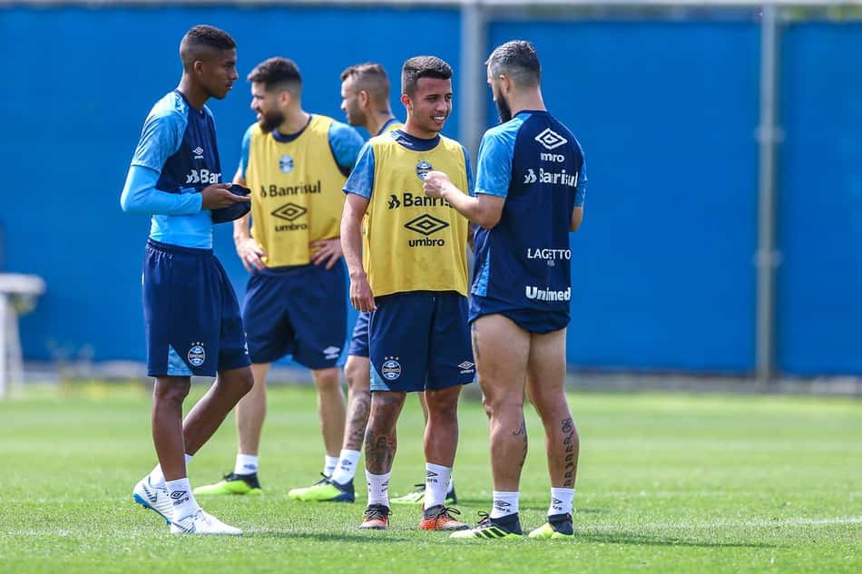 Saídas no Grêmio abrem espaço para pratas da casa na lista da Libertadores