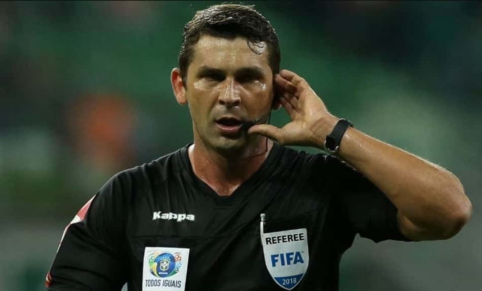 Árbitro de vídeo afastado após erros na Copa do Brasil irá operar o VAR em partida do Corinthians