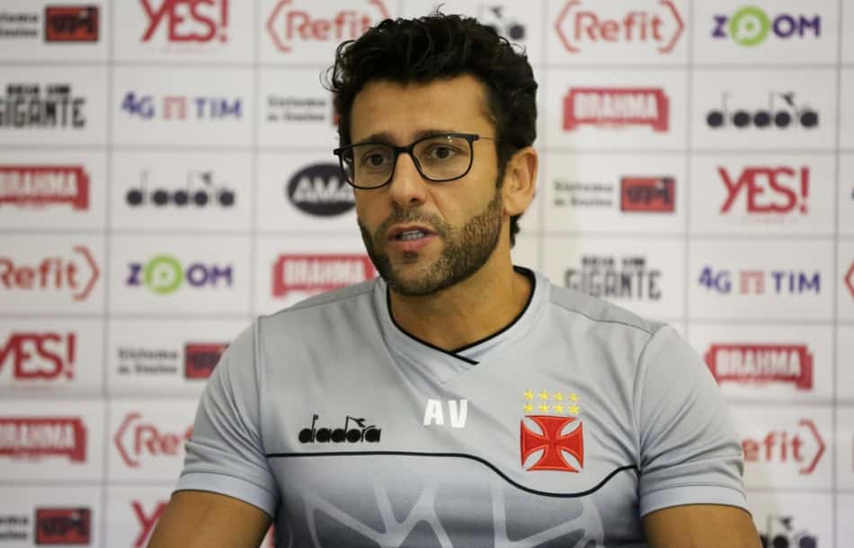Confira a seguir a galeria especial do LANCE! imagens de Alberto Valentim com a camisa do Vasco