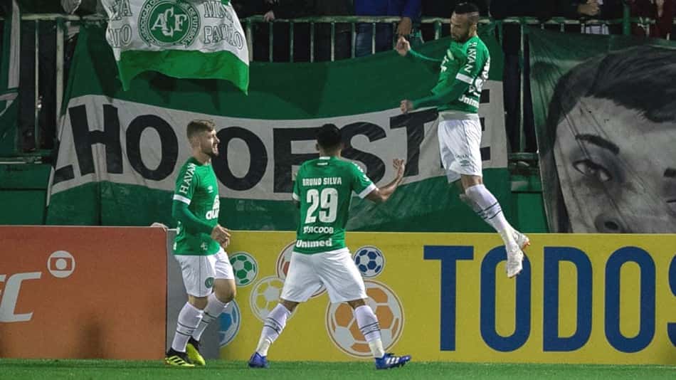 Chape vira pra cima do Inter, Jandrei salva no fim e tira time do Z-4
