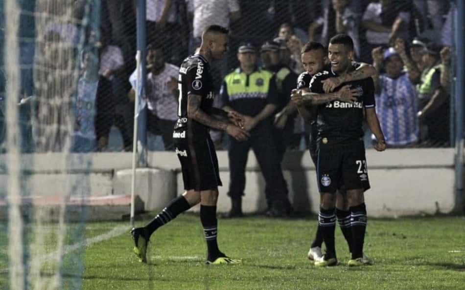 Alisson e Kannemann pregam respeito após vitória fora de casa