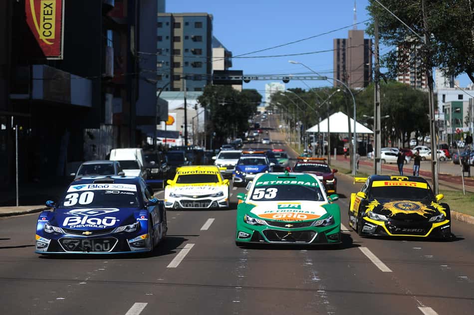 Pilotos e convidados disputam "Corrida do Bem" da Stock Car no interior de São Paulo