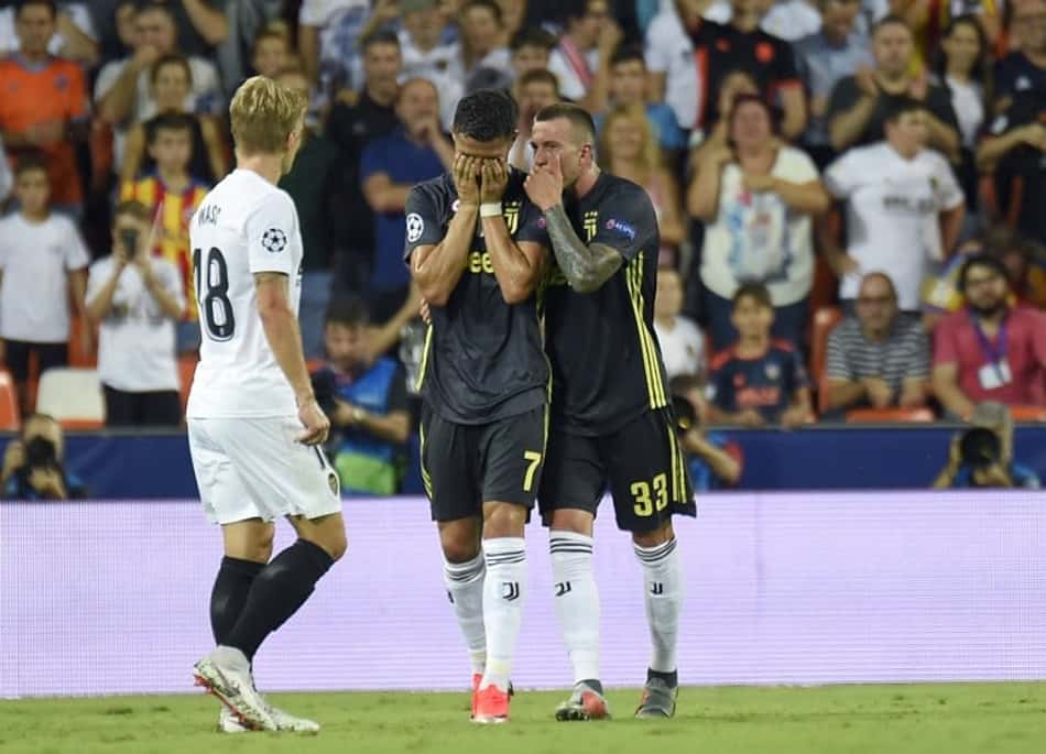 Cristiano Ronaldo deixou o gramado do Mestalla aos prantos, após ser expulso de forma direta por confusão com o zagueiro do Valencia, Jeison Murillo, e deixou a Juventus com um jogador a menos por grande parte da partida inicial do Grupo H.