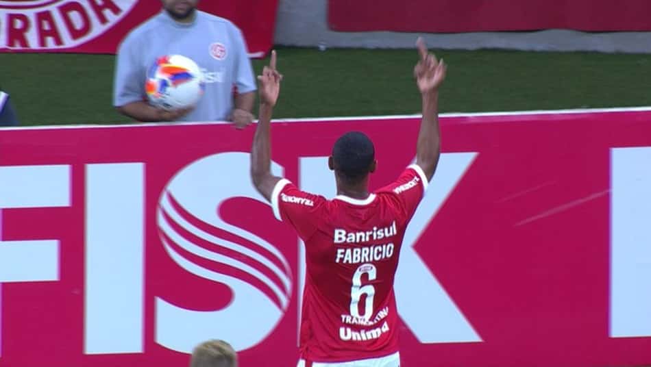 'Uma grande m…', diz lateral Fabrício sobre mostrar dedo do meio para torcida do Inter em 2015