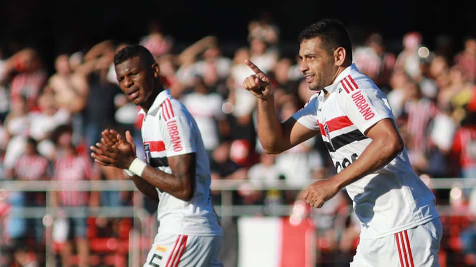 O líder São Paulo empatou por 1 a 1 com o América, no Morumbi, e terá que secar o Inter, que enfrenta o Corinthians neste domingo, para seguir na ponta. Autor do gol da equipe, o atacante Diego Souza levou a melhor nota da equipe (notas por William Correia) 