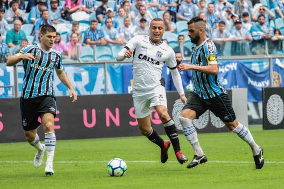 Zagueiro do Ceará analisa o desempenho da equipe: 'Jogamos de igual contra o Grêmio'