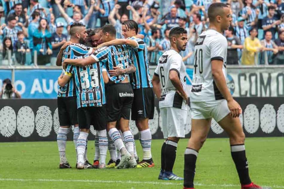 De virada, Grêmio derrota o Ceará e entra no G4 do Brasileirão