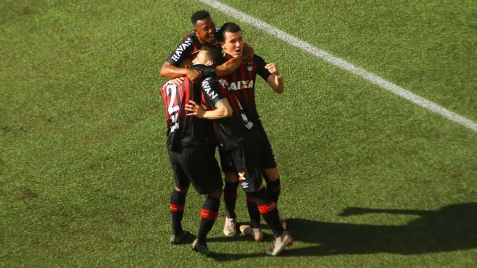 Atlético-PR passa por cima do Paraná e vence por 3 a 0