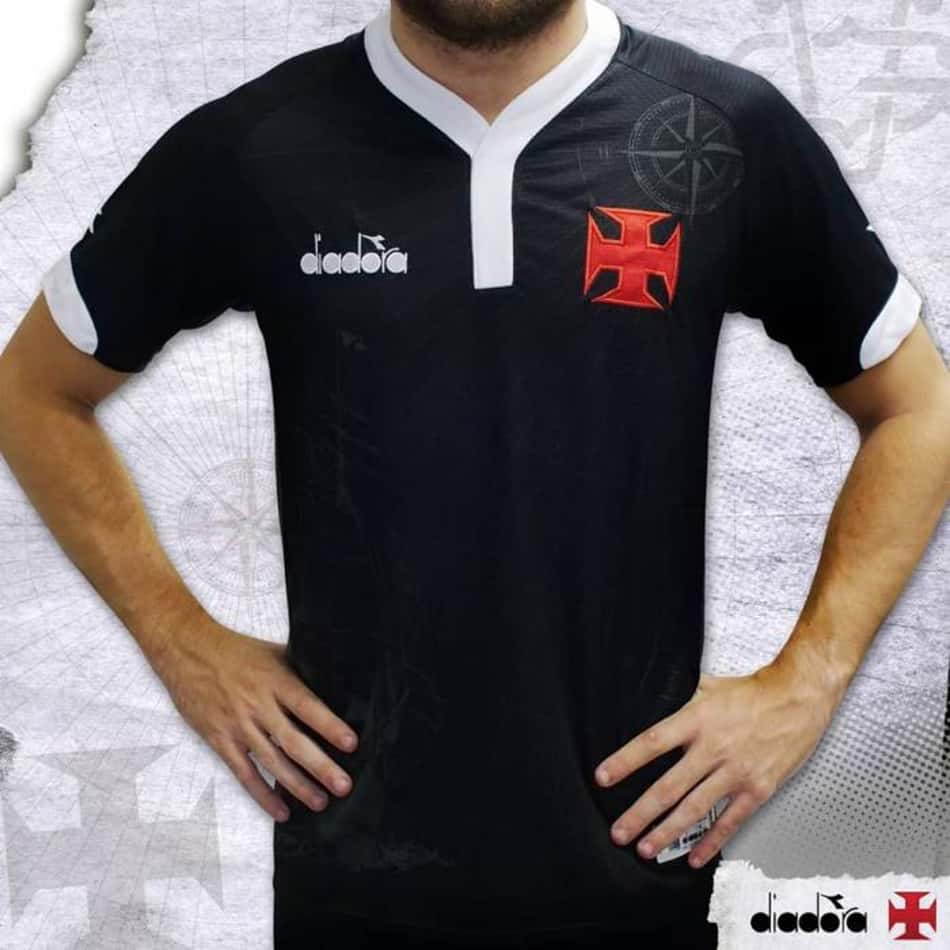 Vasco divulga imagens da 3ª camisa, que será lançada nesta segunda
