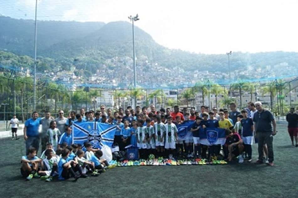 De Prima: PSG e Grêmio fazem doação para projeto esportivo na favela da Rocinha-RJ
