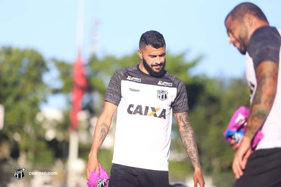 Duelo direto para se afastar do Z4 é visto com dificuldade por João Lucas