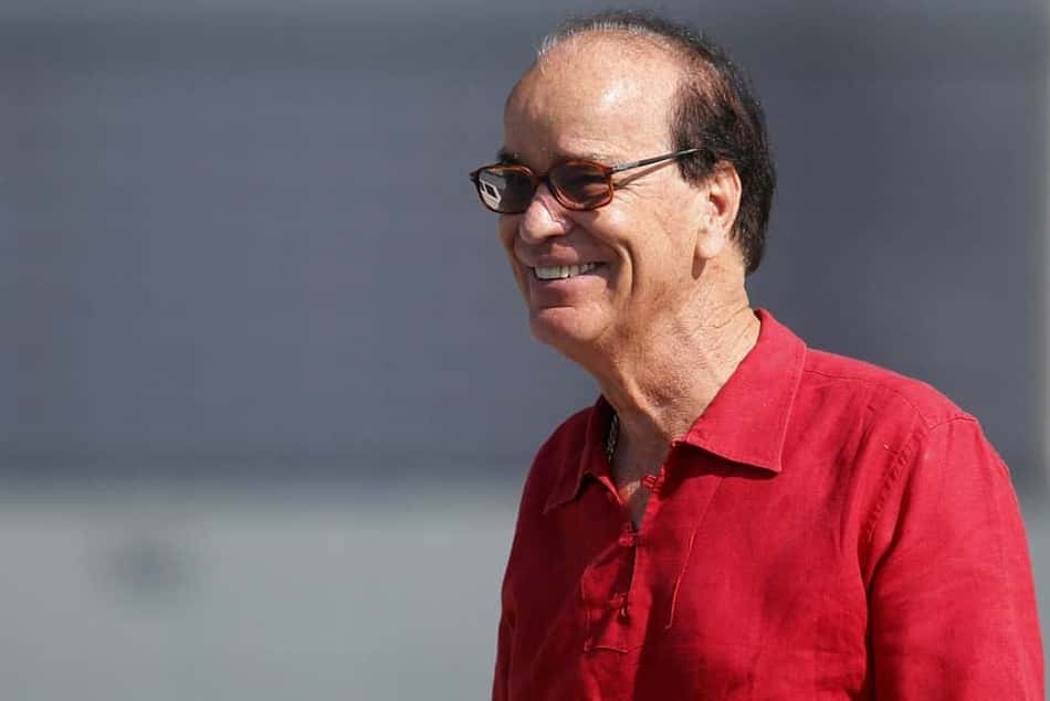 Antônio Lopes dispensa quarentena e caminha em praia no Rio de Janeiro