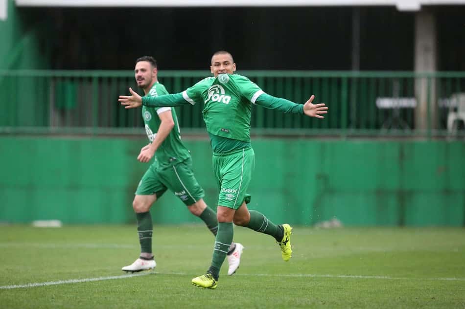 Wellington Paulista marca no fim, e Chape vence na estreia do Estadual
