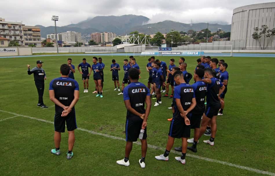 Zé Ricardo repetiu o time do Botafogo apenas uma vez desde que chegou