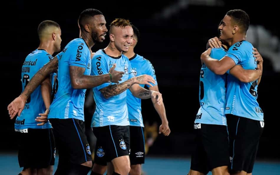 Após troca de foto nas redes sociais, Everton afasta rumores de transferência