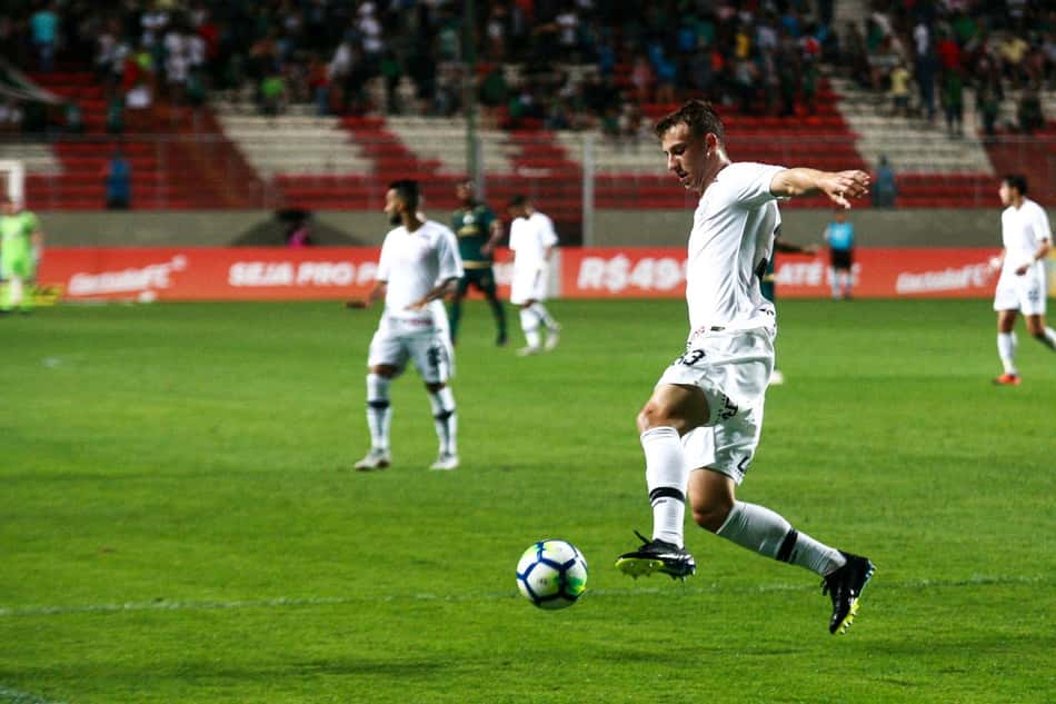 O Corinthians criou, especialmente no primeiro tempo, mas não conseguiu sair de empate sem gols diante do América-MG, em Belo Horizonte. O lateral-esquerdo Carlos Augusto (foto) e o meia-atacante Mateus Vital foram os principais nomes do Timão. Veja as notas para os jogadores do Timão e análise do América-MG - Por Alê Guariglia (superraiox@lancenet.com.br)