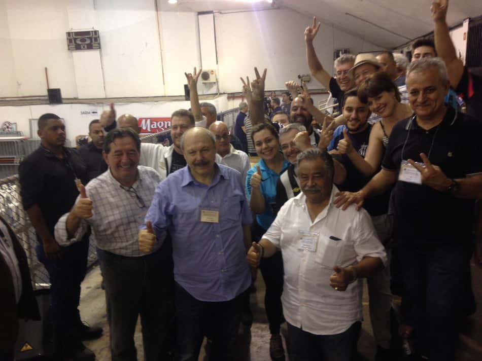 GALERIA: A votação em imagens. Peres, de camisa azul claro, comemora manutenção como presidente 