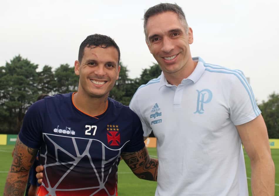 Valentim faz a ponte, Vasco treina no CT do Palmeiras e estreita laços