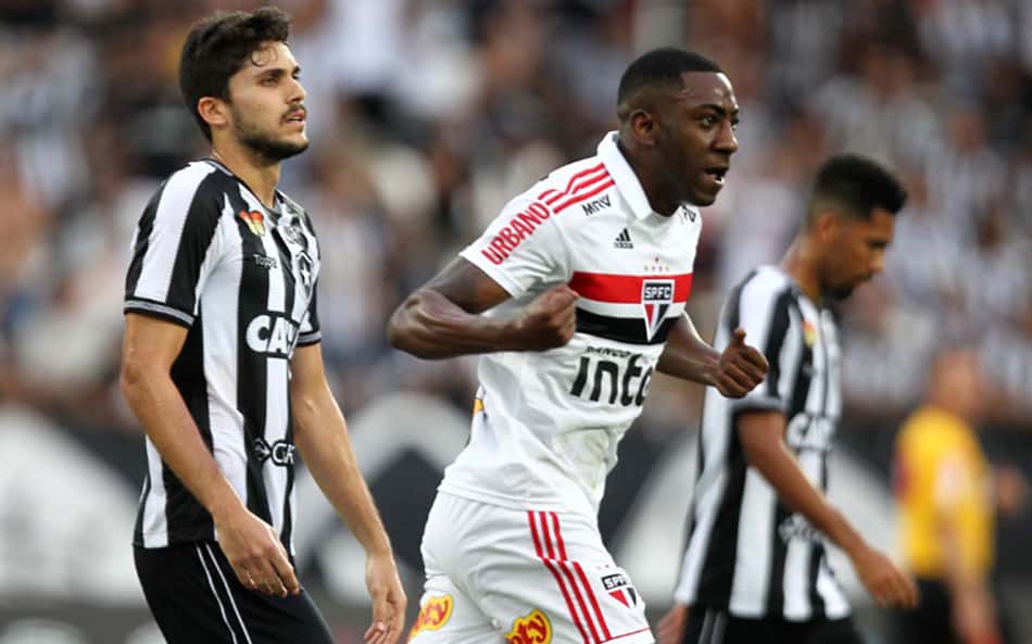 O São Paulo jogou melhor contra o Botafogo, no Nilton Santos, mas não conseguiu voltar para a capital paulista. De quebra, a equipe perdeu a liderança do Brasileirão. Depois de ficar duas vezes atrás do placar, o Tricolor foi buscar o empate, mas não teve forças para conquistar a virada. O lateral Reinaldo, improvisado como ponta esquerda, e o centroavante Gonzalo Carneiro, que entrou na etapa final, foram os melhores do time de Diego Aguirre (notas por Yago Rudá).