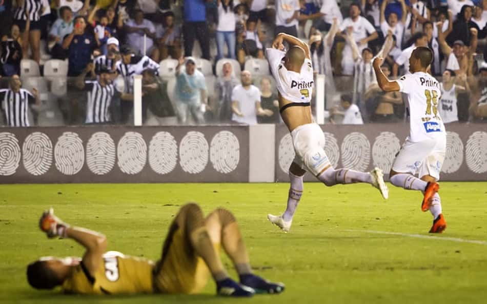 Com direito a pênalti polêmico no fim, Santos bate Atlético-PR e vai para 8º