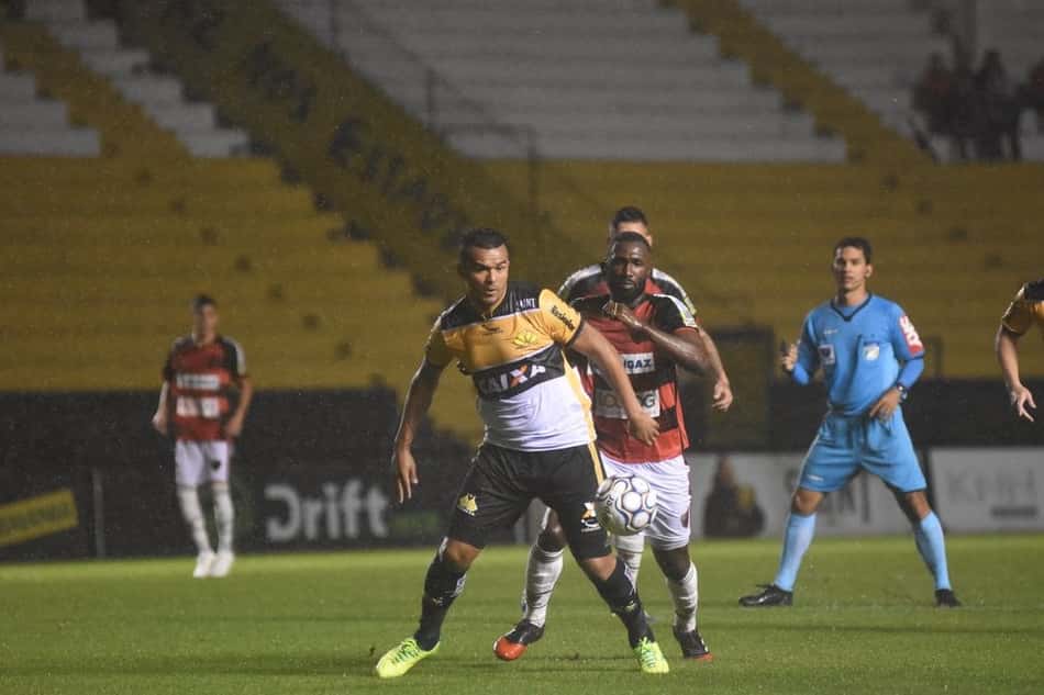 Sob forte chuva, Criciúma e Oeste empatam e não avançam na tabela