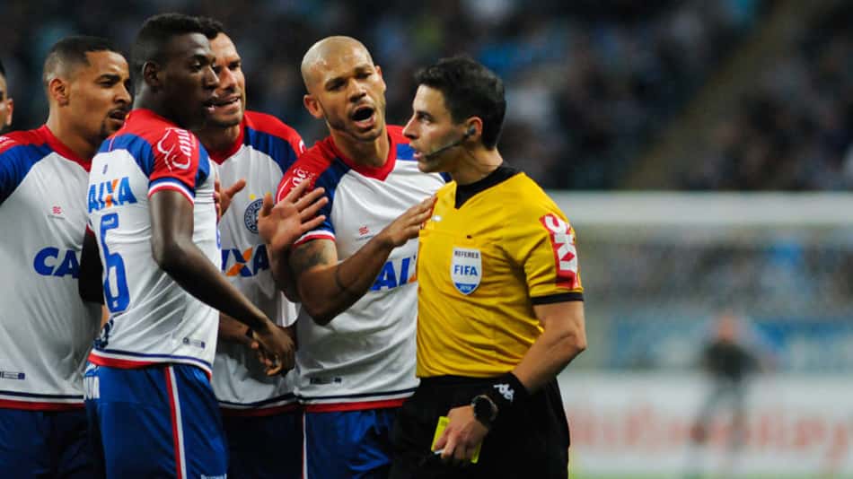 Dirigente do Bahia classifica jogo contra Grêmio como "Escândalo na arbitragem brasileira"