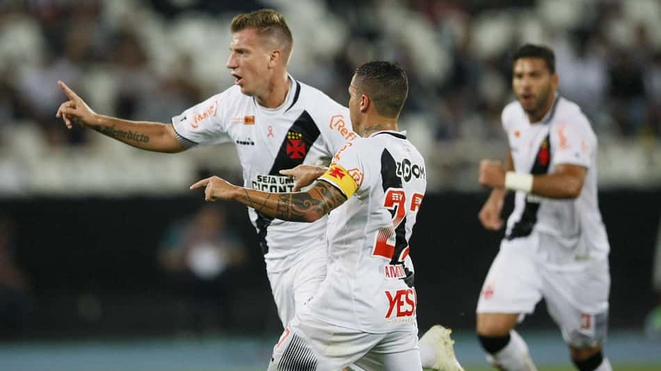 A cena tem sido recorrente neste Campeonato Brasileiro. Mesmo sem o Vasco construir muitas ações no ataque, Maxi López incomoda os defensores rivais durante as partidas. No empate em 1 a 1 diante do Botafogo na noite desta terça-feira, o cenário se repetiu. E o argentino fez o gol de empate, ponto importante para o time da Colina. Confira, a seguir, as notas do LANCE! (Por David Nascimento - davidnascimento@lancenet.com.br)