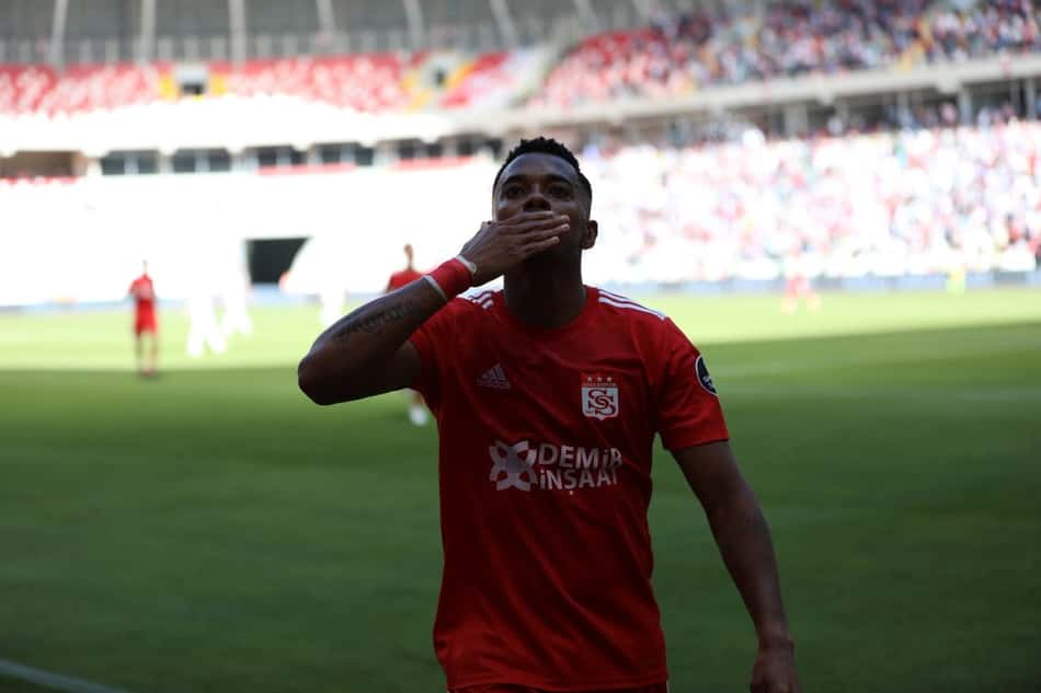 Robinho é anunciado pelo Istambul Basaksehir, líder na Turquia