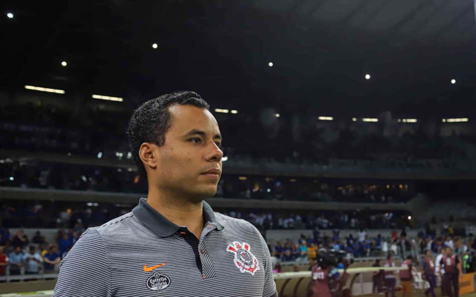 Jair admite vantagem do Cruzeiro e espera Corinthians diferente na final