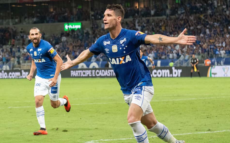Thiago Neves brilha, e Cruzeiro sai na frente do Corinthians na final