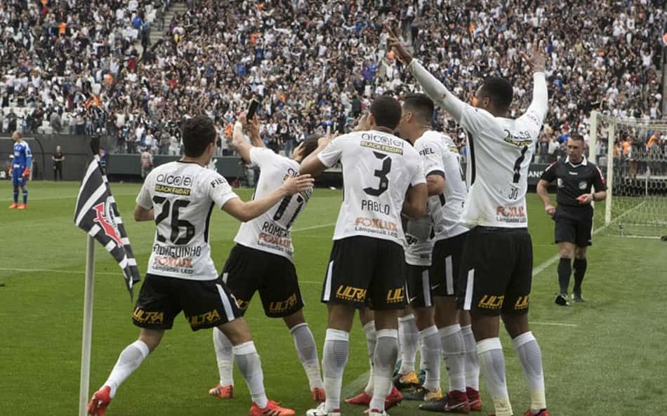 Apenas quatro pontos separam Palmeiras e Flamengo, que se enfrentam neste sábado, às 19 horas, no Macaranã, pela 31ª rodada. A nove partidas do fim da competição, uma vitória para qualquer lado pode aproximar a equipe de um possível título. Sendo assim, o LANCE! listou as principais 'finais antecipadas' do Campeonato Brasileiro na era dos pontos corridos. Desses jogos, apenas duas equipes perderam esses duelos e terminaram a competição com a taça. Confira...
