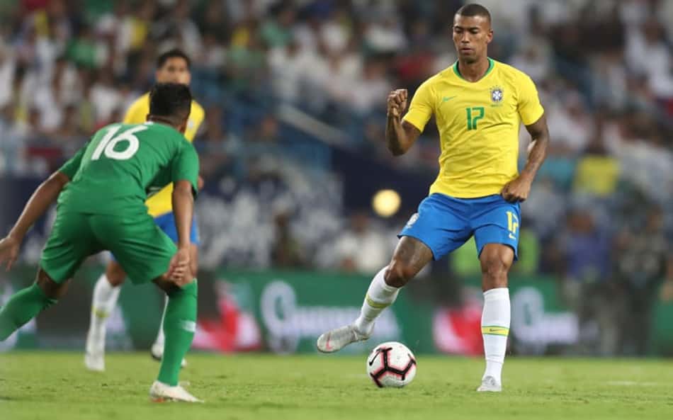 Alvo antigo do Flamengo, volante renova com clube europeu e adia 'sonho'