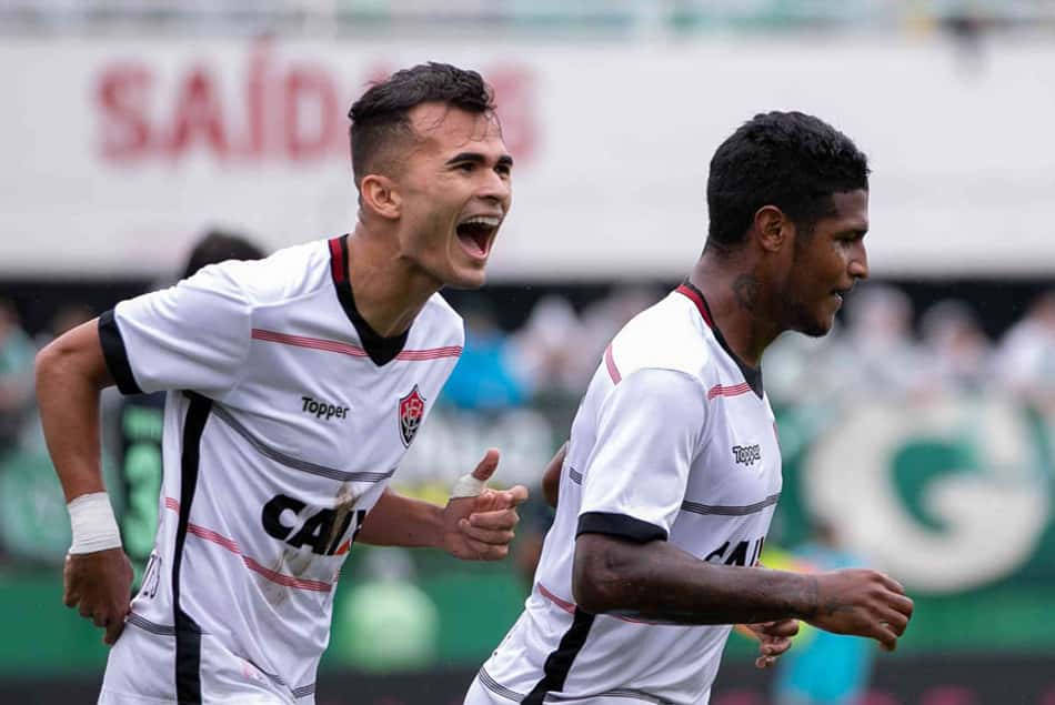 Em duelo direto contra degola, Vitória bate a Chape e deixa o Z4