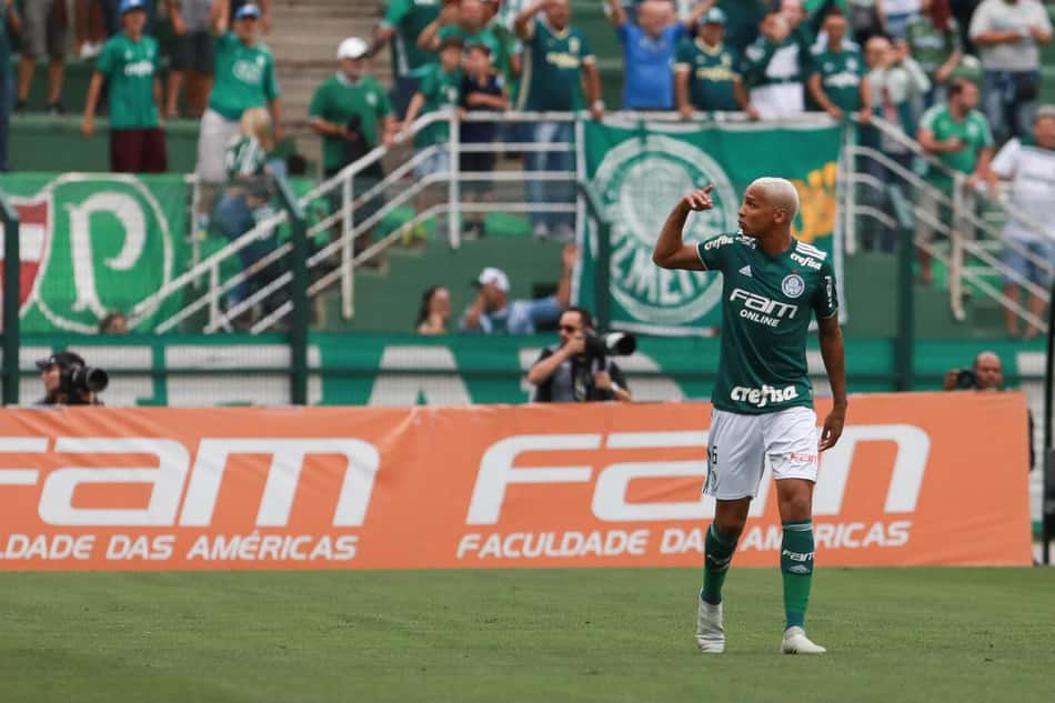 No Pacaembu, o Palmeiras bateu o Grêmio por 2 a 0 e o atacante Deyverson marcou os dois gols da partida, sendo o melhor jogador do duelo. Veja as notas para os jogadores do Palmeiras no jogo e para o técnico Felipão (Por Alê Guariglia - superraiox@lancenet.com.br)