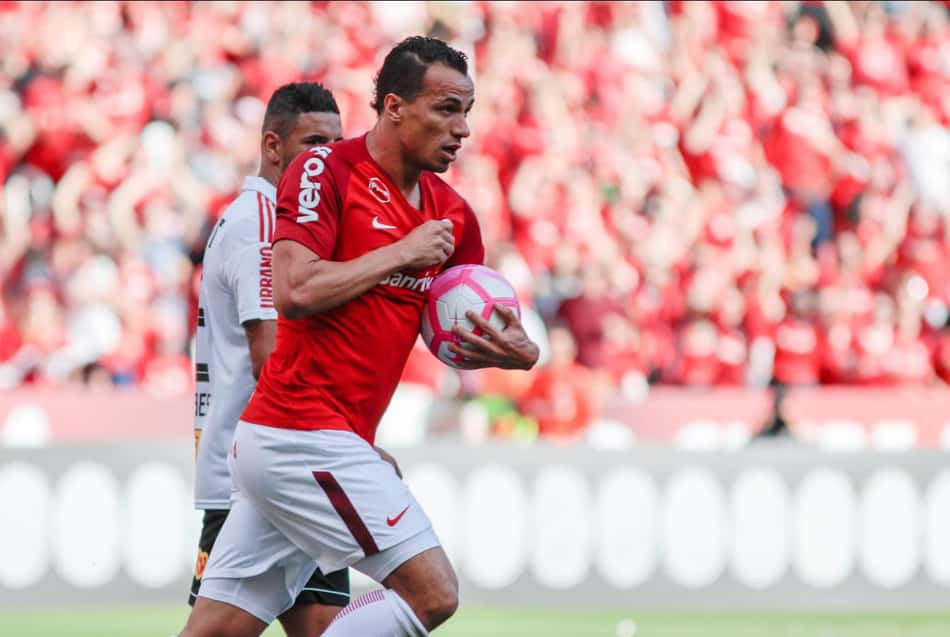 Leandro Damião se torna o 12º maior artilheiro da história do Internacional