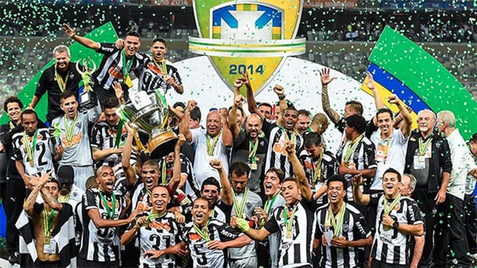 Atlético-MG celebra título da Copa d o Brasil de 2014 em cima do Cruzeiro