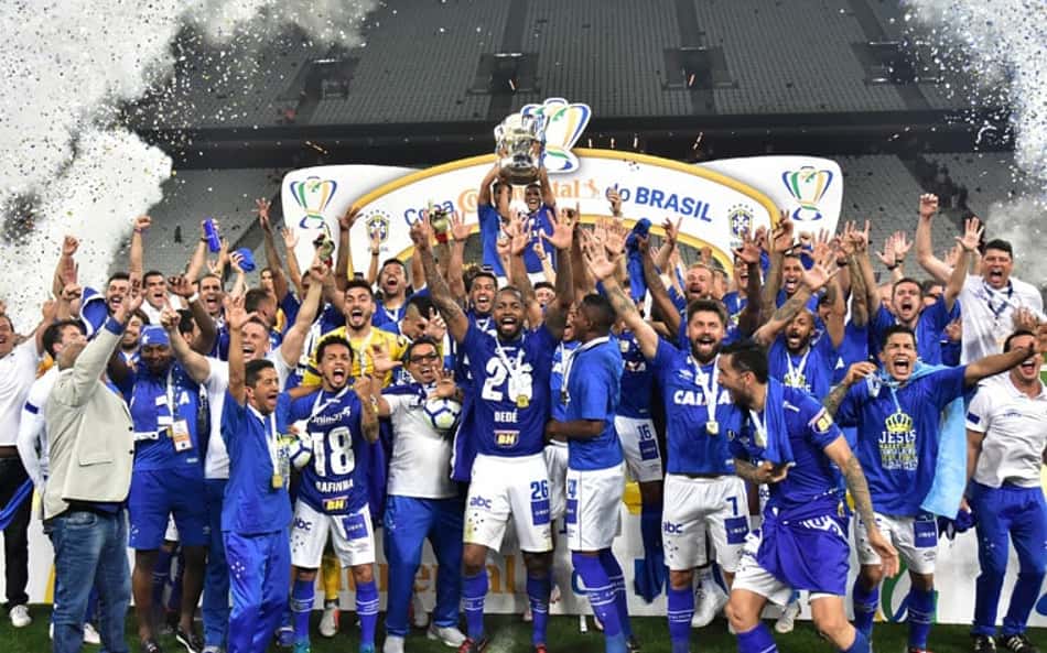 Jogadores do Cruzeiro erguem o troféu na Arena Corinthians; veja imagens da decisão 