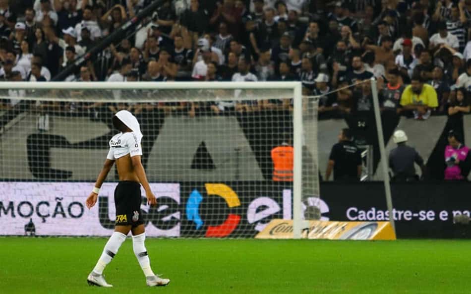 Pedrinho lamenta o gol invalidado após consulta ao vídeo 