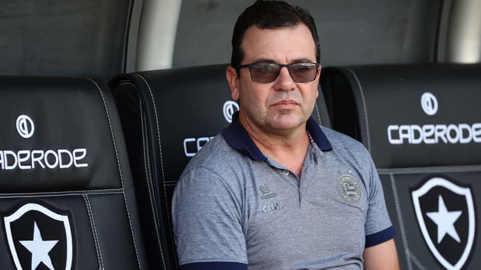 Enderson vibra com resultado e pede concentração na reta final da temporada