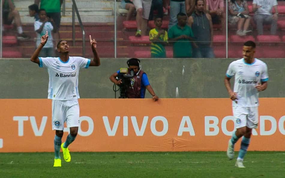 Douglas lamenta empate: 'Com mais tranquilidade, teríamos vencido'