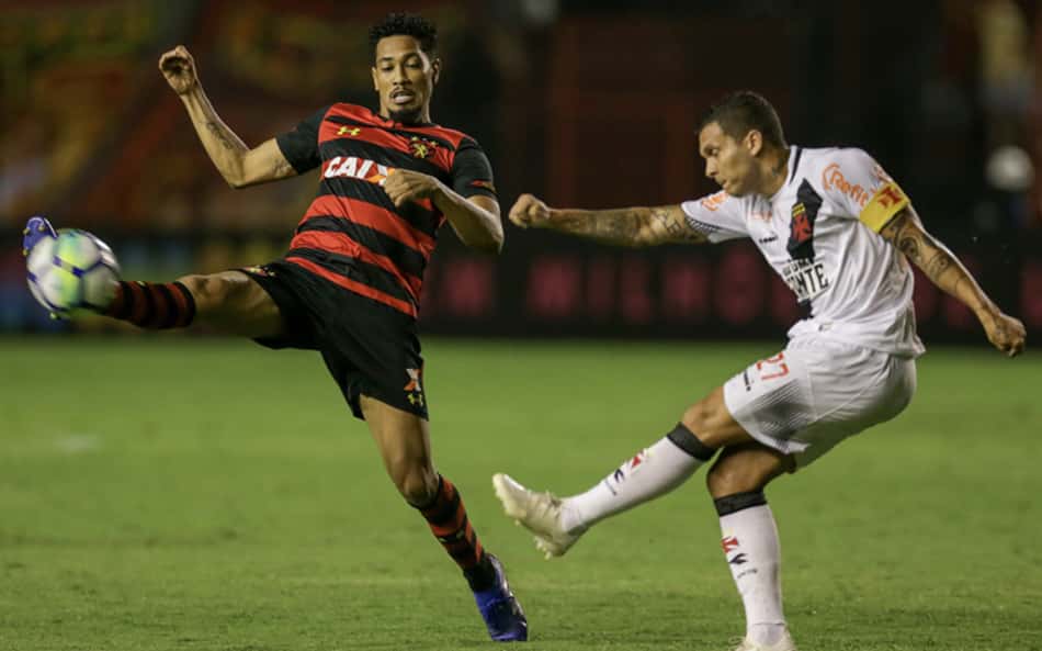 Em jogo com arbitragem polêmica, Vasco perde para o Sport e segue sem vencer fora no BR