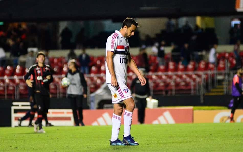O São Paulo ficou no 0 a 0 com o Atlético-PR, no Morumbi, e chegou a seis partidas seguidas sem triunfos no Brasileirão. O experiente Nenê, que começou no banco, entrou no segundo tempo e deu mais criatividade à equipe, ficando com a melhor nota (atuações por William Corrêia) 